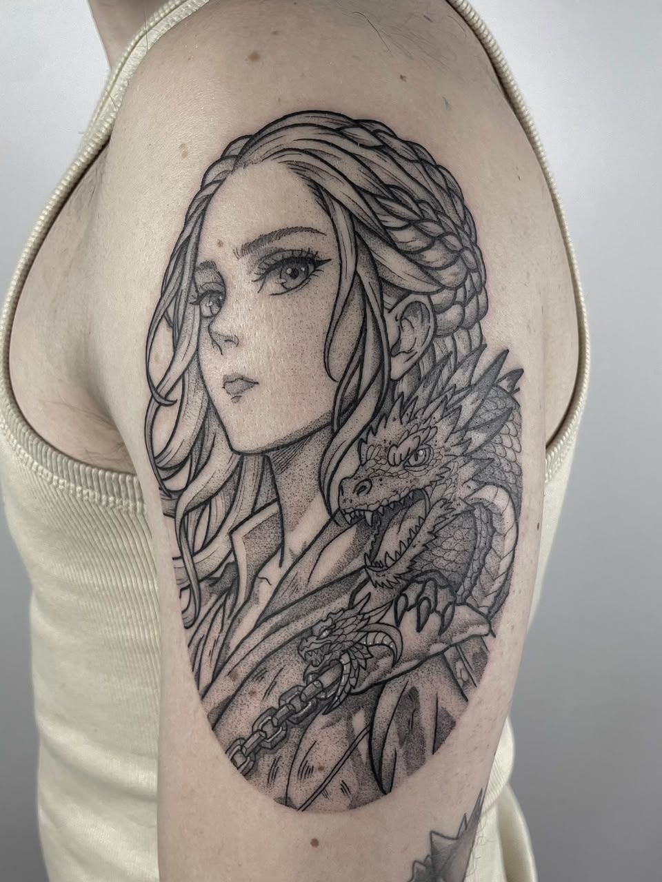 Daenerys com dragão em estilo anime
