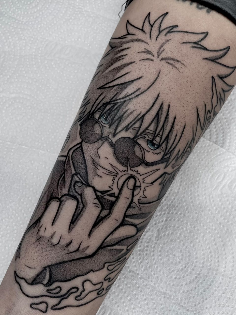Gojo em whipshading no antebraço