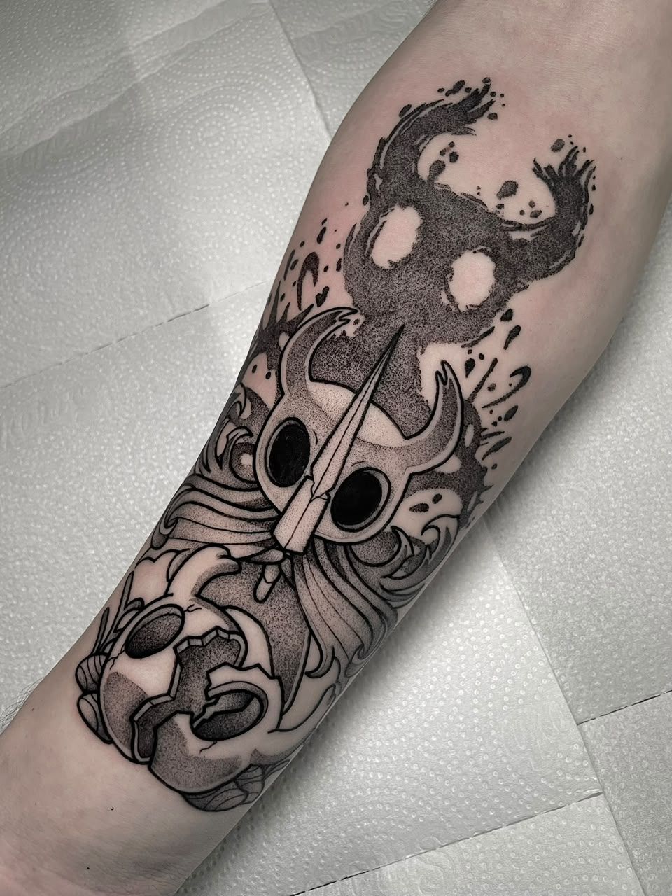 Hollow Knight no antebraço