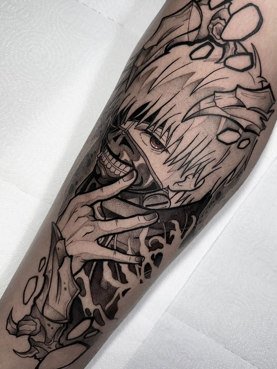 Kaneki em whipshading no antebraço