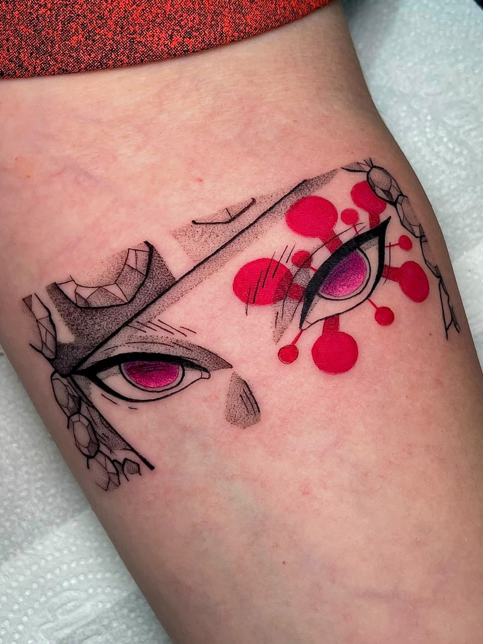 Olho de personagem com detalhe em vermelho