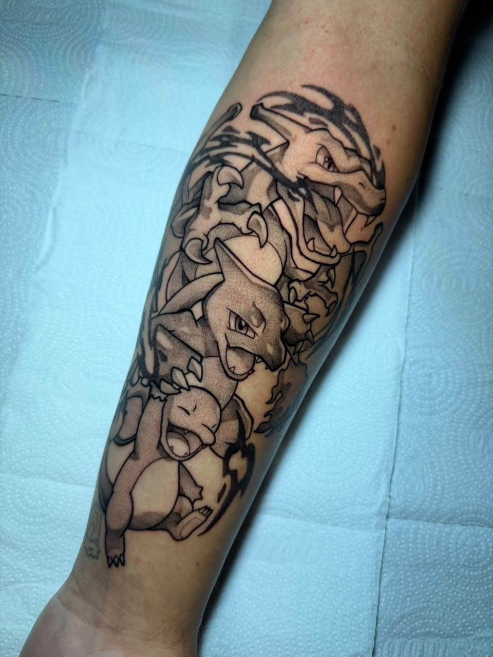Charmander, Charmeleon e Charizard no antebraço