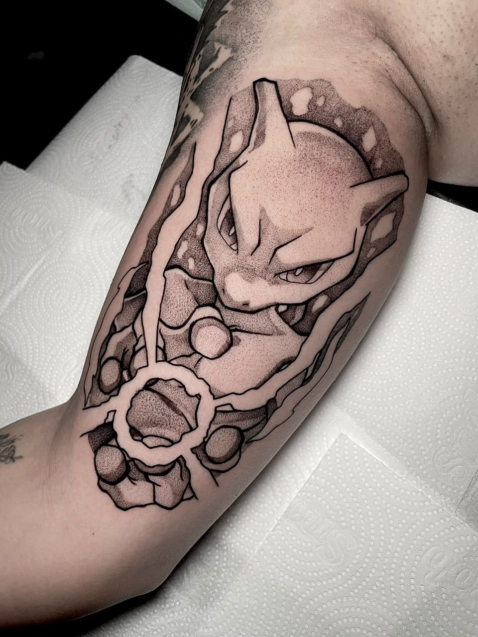 Mewtwo no braço