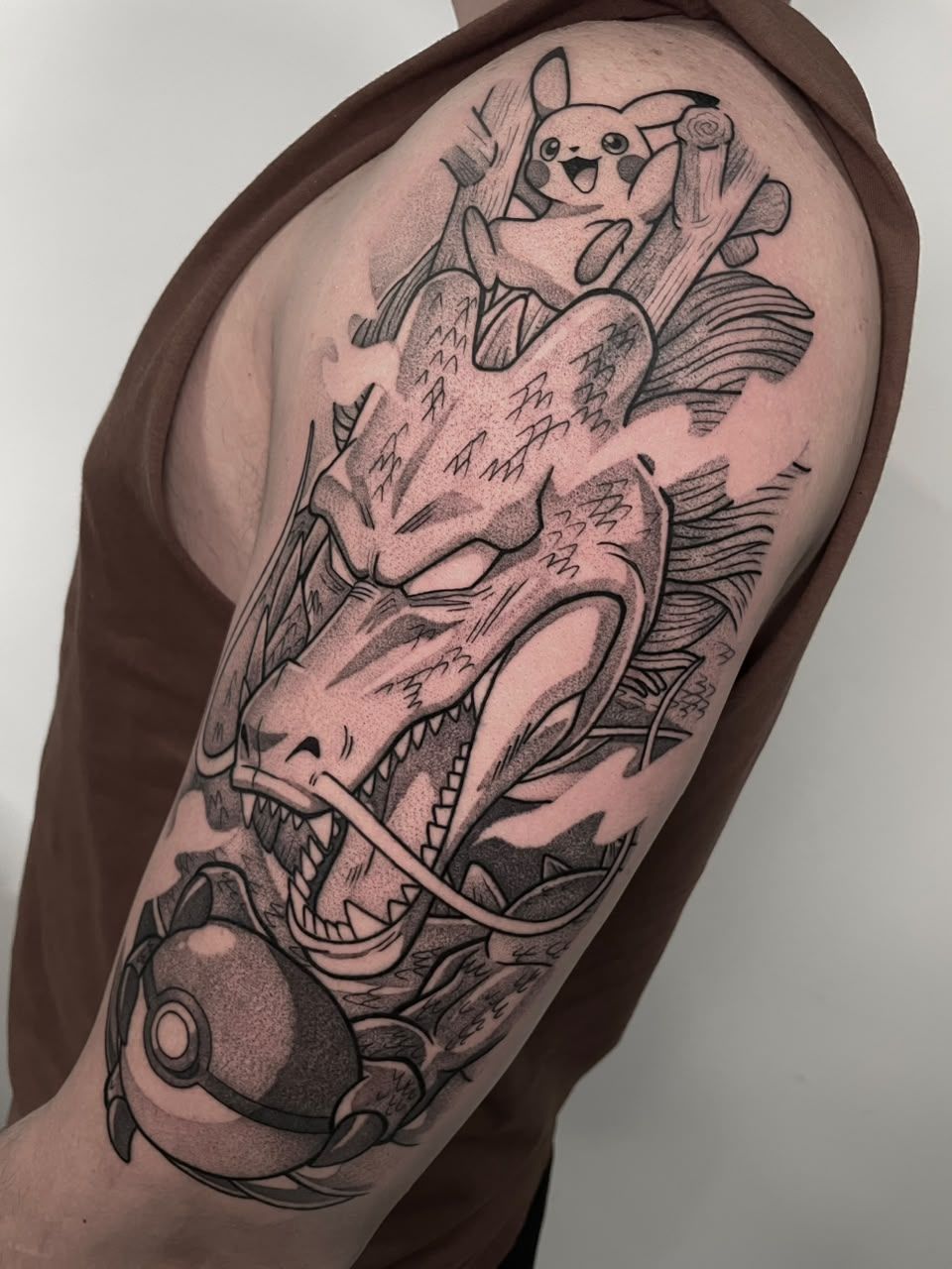 Pikachu e Shenlong com esfera do dragão no braço